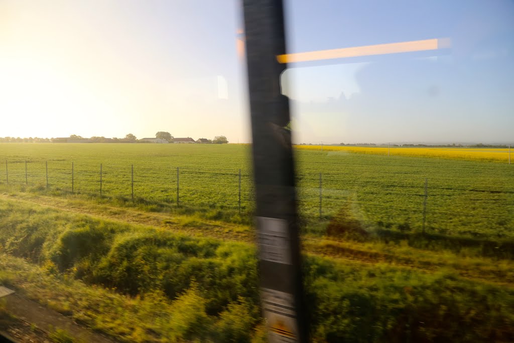 Le Fée, Francia (desde el tren). by Octavio Aldea