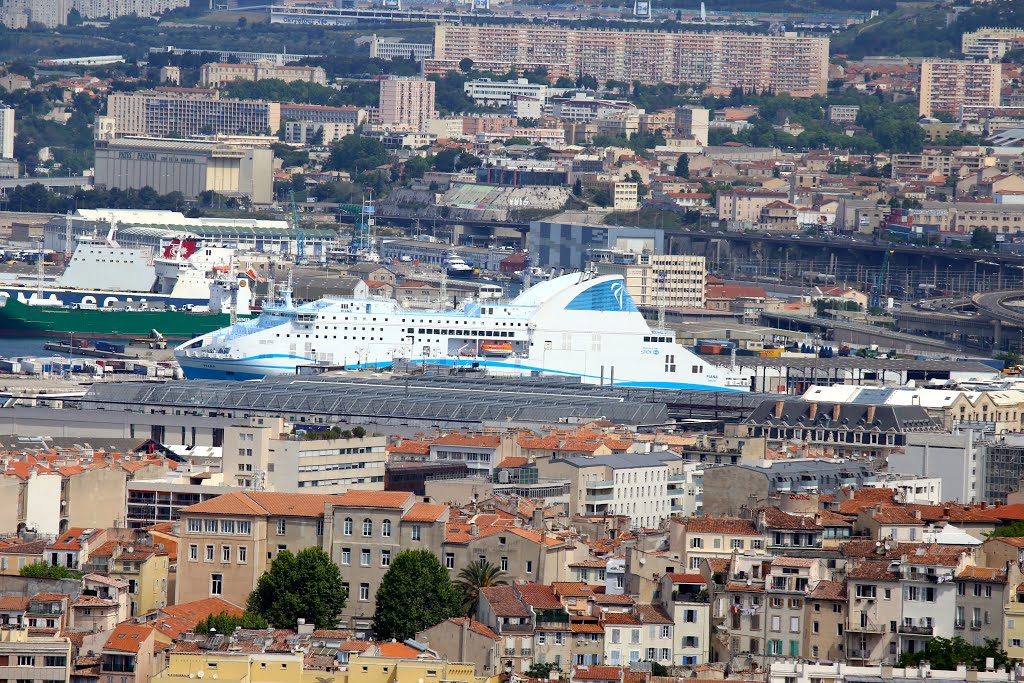 Crucero en Marsella, Francia. by Octavio Aldea