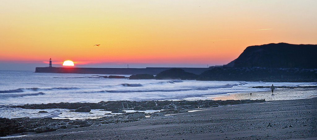 Seaham beach / lighthouse by ali kirk