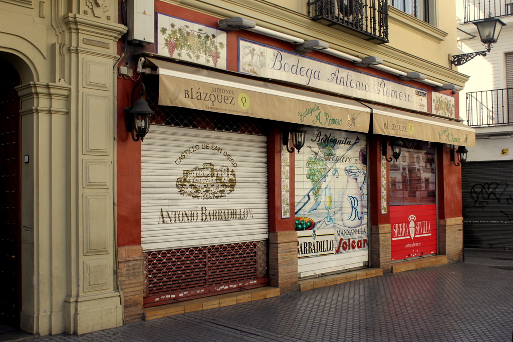 SEVILLA (ANDALUCÍA) "LA BODEGUITA DE ANTONIO ROMERO", EN EL CORAZÓN DEL BARRIO DEL ARENAL, CERCA DE LA MAESTRANZA by JOSE LUIS OROÑEZ