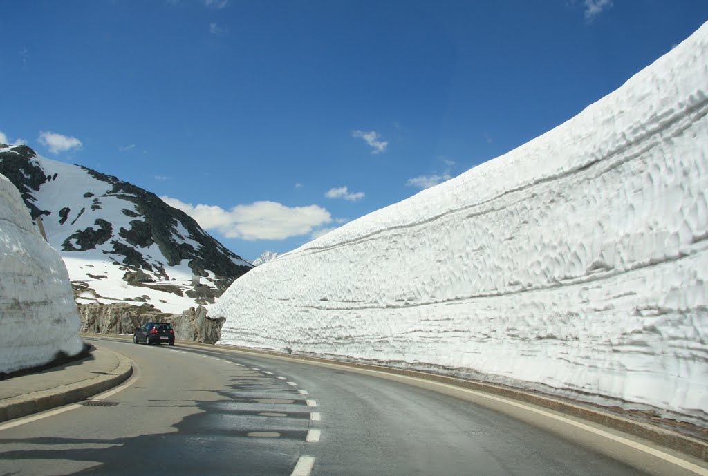 Grimsel - Ouverture de la route entourée de murs de neige by Charly-G. Arbellay