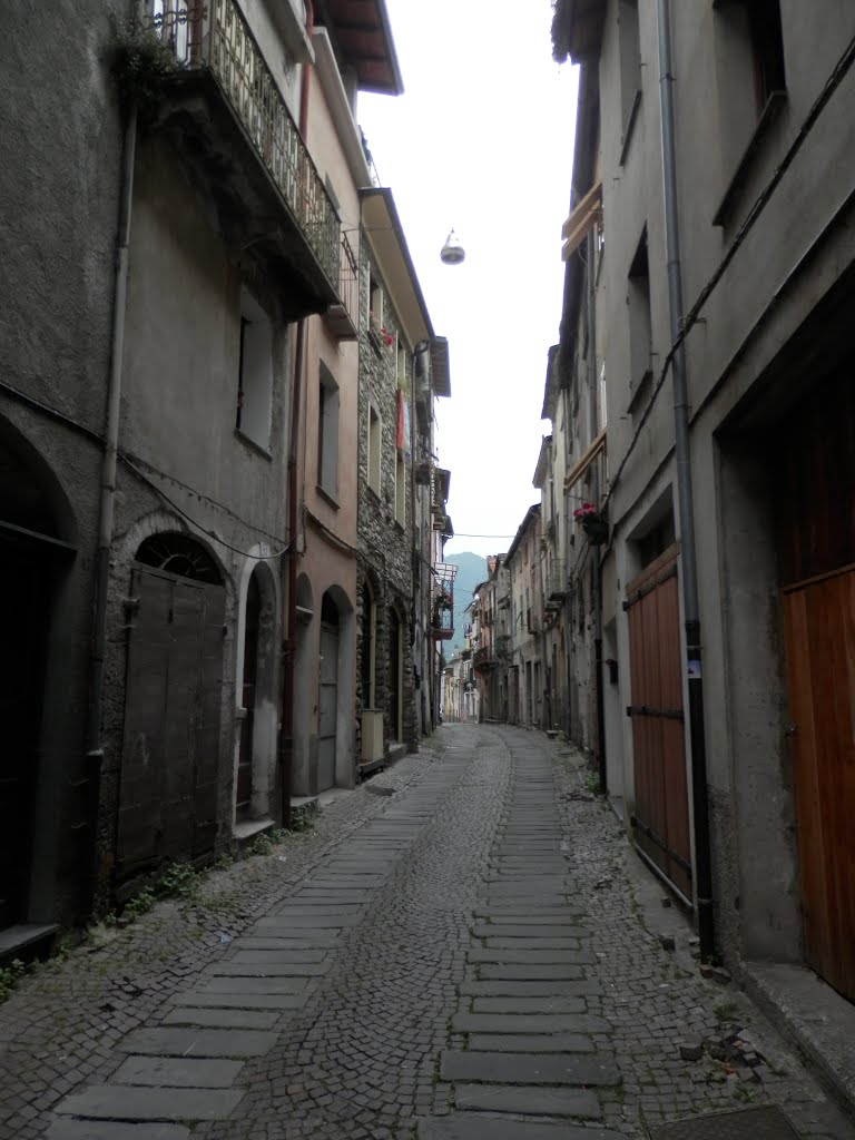 Pieve di Teco, la via per il Borghetto by Alessandro Collet