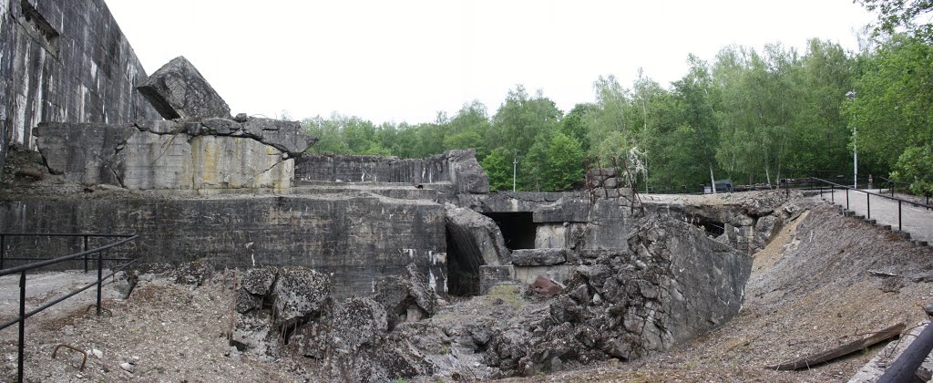 *Éperlecques: Blockhaus d'Éperlecques, dégâts causés par les bombardements by Hans Briaire