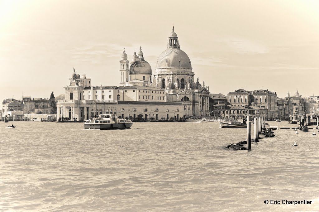 Navigation sur le Grand Canal by Eric Charpentier