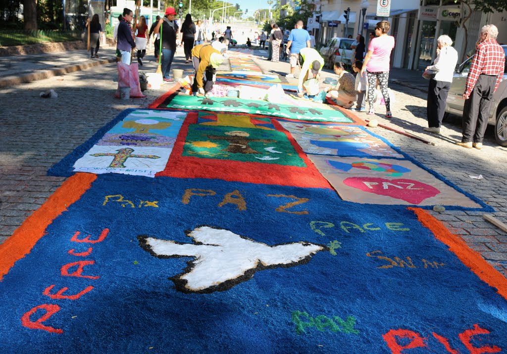 Preparativos para a procissão de Corpus Christi, Florianópolis, SC by Zenório Piana