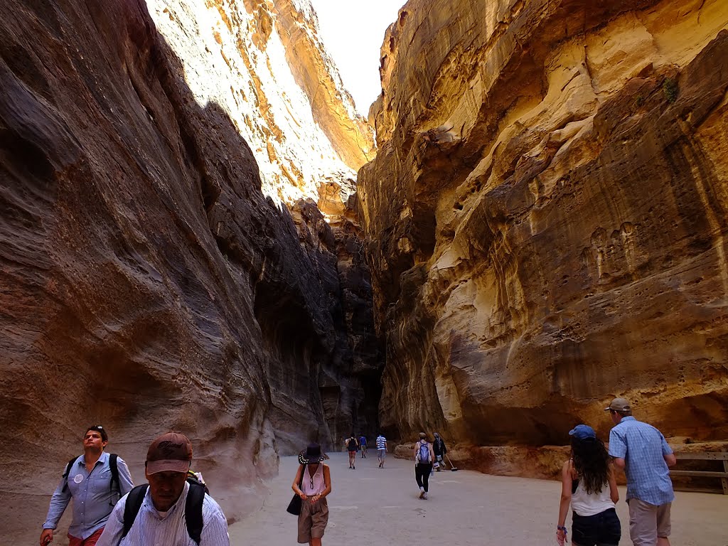 The trail to Petra - Jordan. by Hanna Astephan