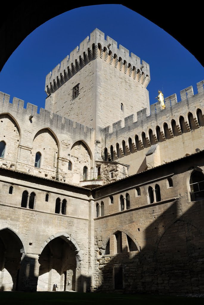 Avignon - Palais des Papes by Jordi Peralta