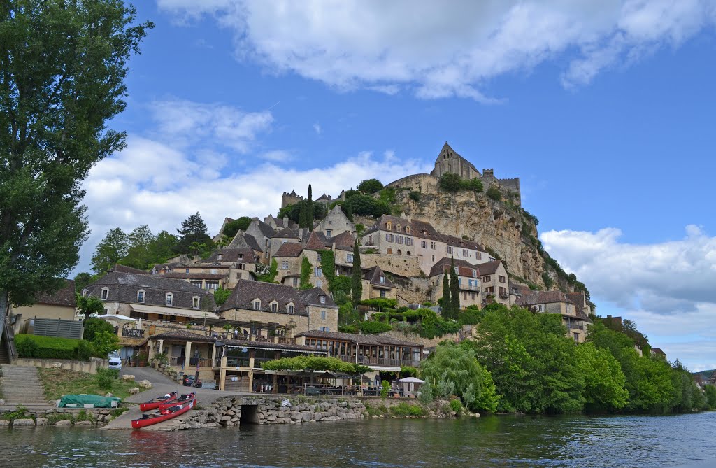 24220 Beynac-et-Cazenac, France by ENRICO ZUK