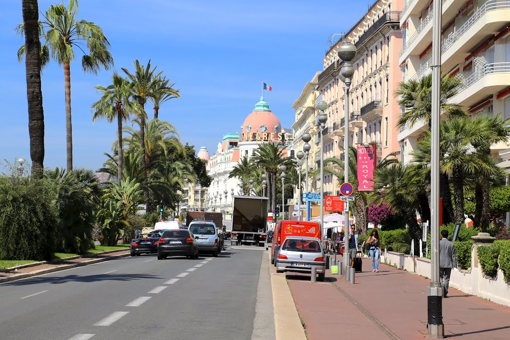 Paseo de los Ingleses, Niza, Francia. by Octavio Aldea