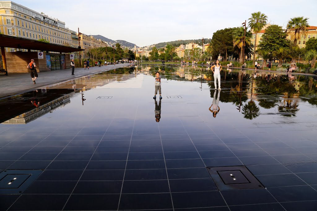 Plaza con juegos de agua, Niza, Francia. by Octavio Aldea