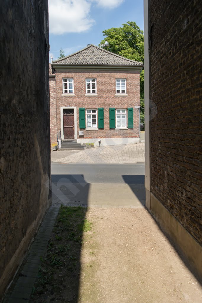 Blick aus der Gasse by Heinz Nieveler