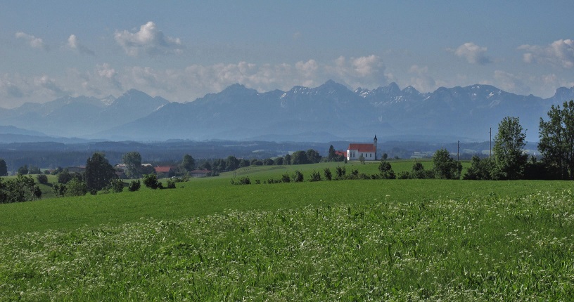 Wallfahrtskirche St. Alban vor Kulisse der Tannheimer Berge by hubi1802