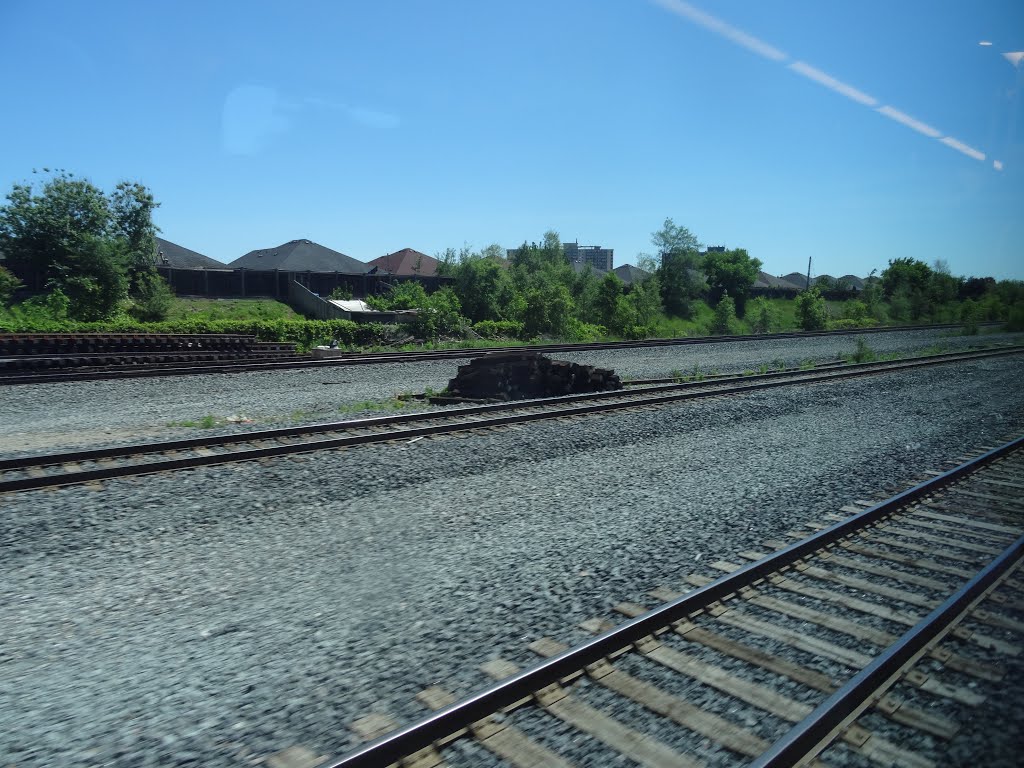 Looking out the left window on a trip from Union to Pearson, 2015 06 06 A (480).JPG by OldYorkGuy