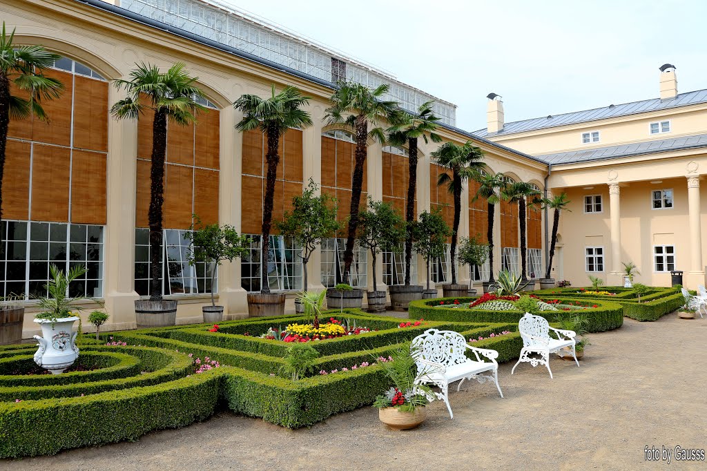 Kromeriz, Czech Republic (Morvaország) - A Virágos kertet, (melyet egykor az Élvezet gyümölcsöskertjének hívtak) a város falain kívül, egy 300 m x 485 m-es téglalap alakú területen építették a 30 éves háborúban elpusztult város újraépítésekor. A kert eredeti terveit Filibert Luches and Giovanni Pietro Tencalla olasz építészek készítették barokk, illetve korai manierista stílusban. A kert mai formáját Anton Arche tervei alapján valósították meg, 1840 - 1845 között, anélkül, hogy a kert barokk részét átépítették volna. A kert külső részeihez építettek egy pálmaházat, üvegházat, lakó - és adminisztrációs épületeket. by Bazita Gausss