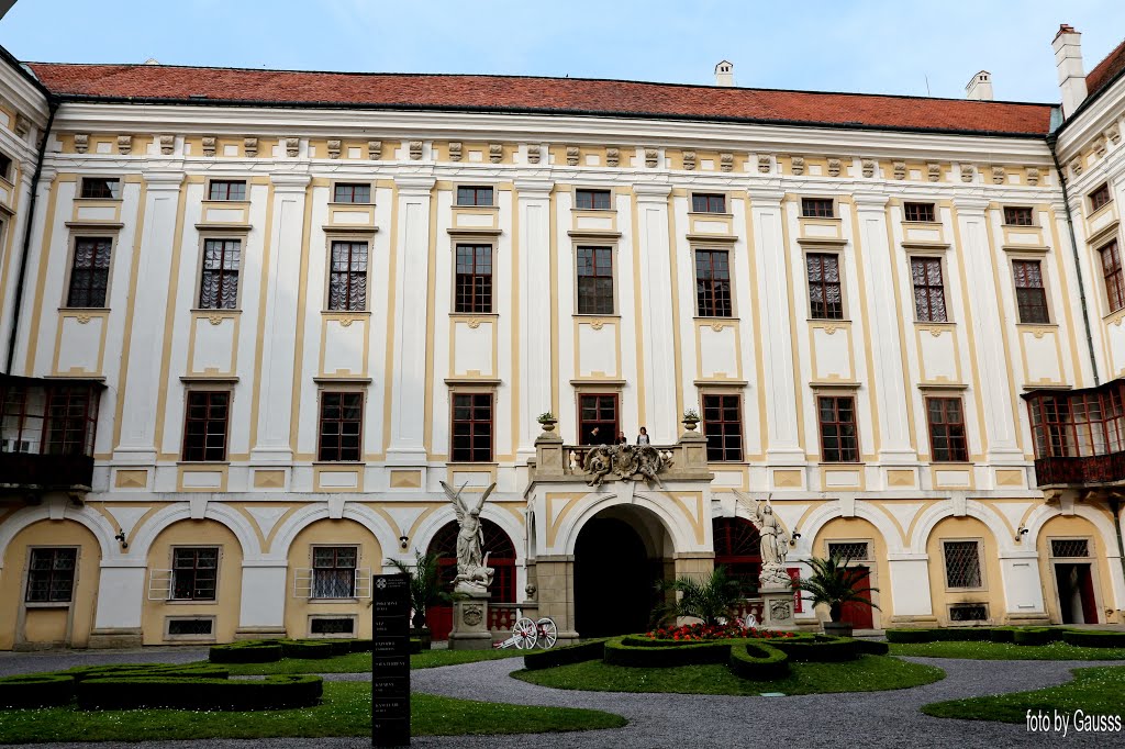 Kromeriz, Czech Republic (Morvaország) - Érseki Palota. A palotában egy sor gazdagon díszített helyiséget alakítottak ki, kiváló korabeli berendezéssel és gyűjteményekkel, illetve a télikerttel, amelyen keresztül ki lehetett jutni a kastély alatti kertbe. A termek három funkciót láttak el – reprezentációs feladatokat, a művészettörténeti gyűjtemények bemutatását, és a püspökség gazdasági igazgatását. by Bazita Gausss