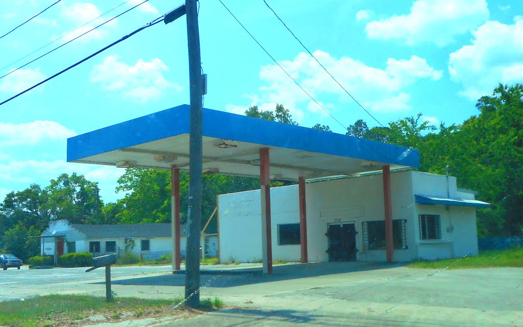 Abandoned gas station, Cross City, FL (2015) by Gary Rodriguez