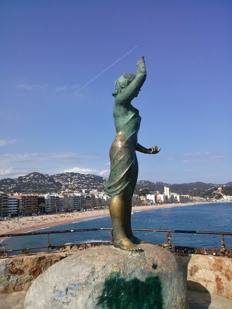 Monumento a la Dona Marinera by Ivana Kopunovic