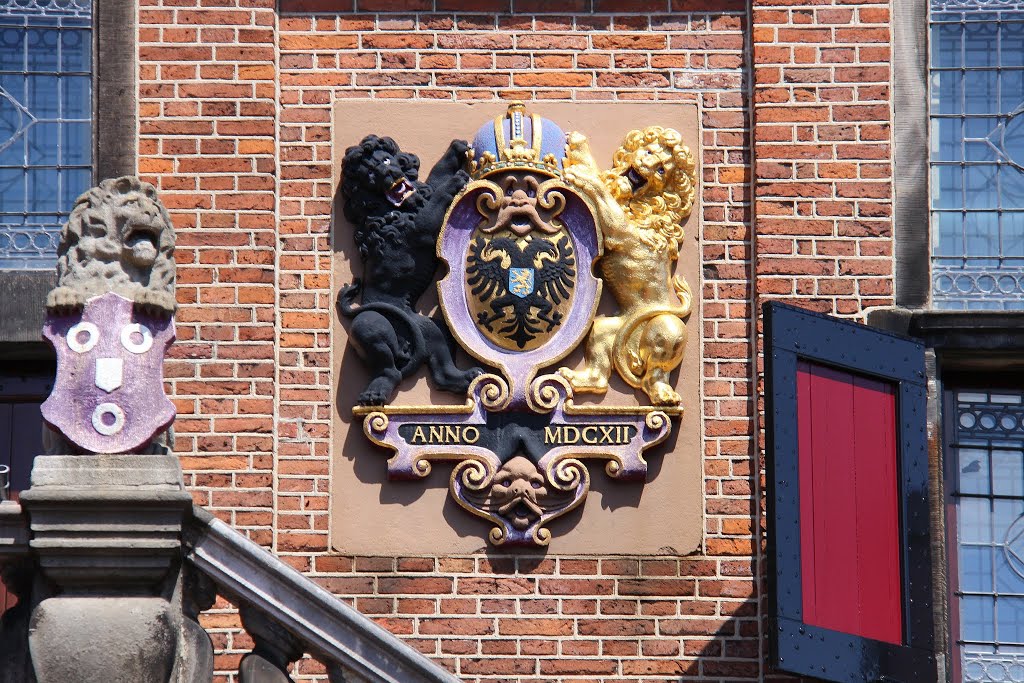 Nijmegen - Grote Markt 26-28 : Boterwaag - Wapenstenen by John Scholte