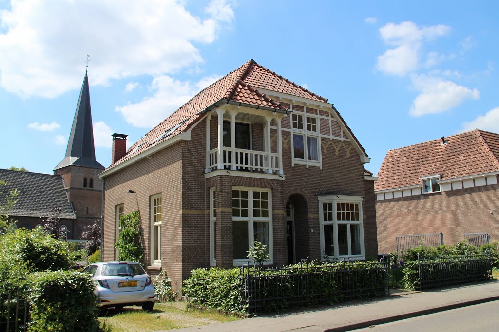 Groesbeek - Burgemeest​er Ottenhofst​raat 5 : Woonhuis by John Scholte