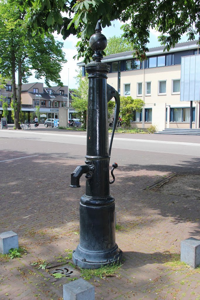 Groesbeek - Dorpsplein : Dorpspomp by John Scholte