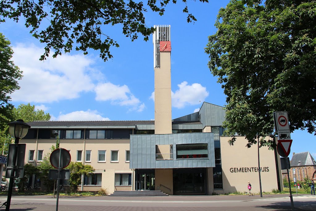 Groesbeek - Dorpsplein 1 : Gemeentehuis by John Scholte