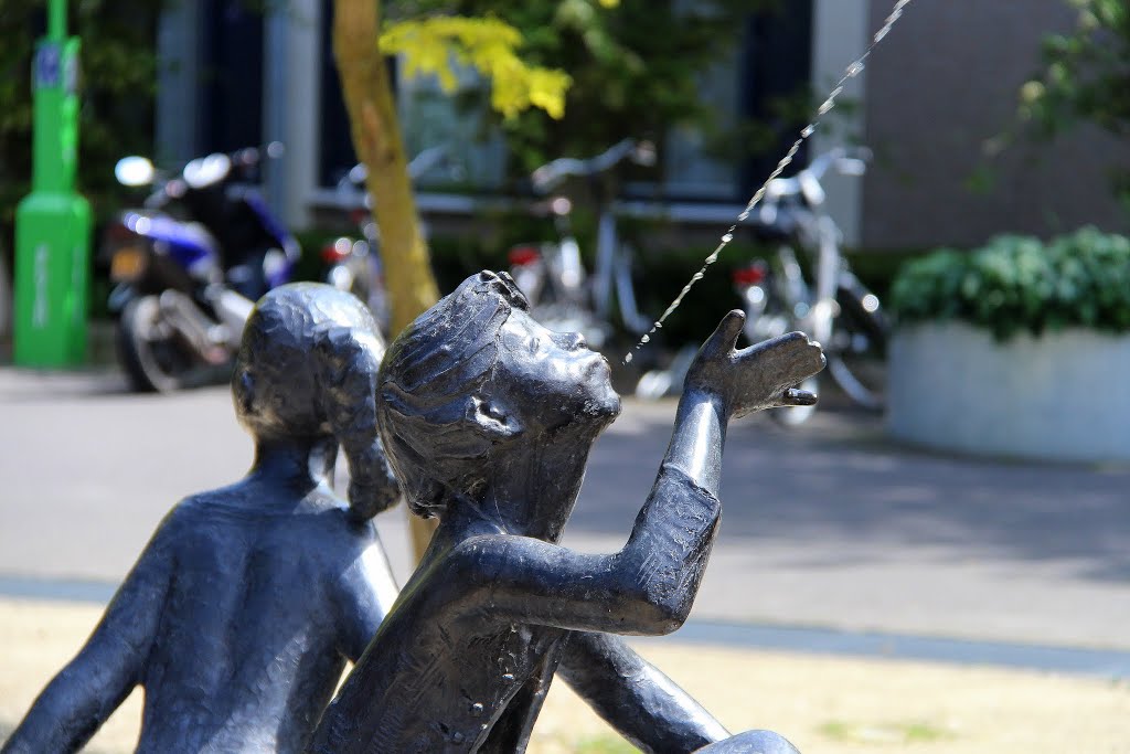 Groesbeek - Dorpsplein : Spelende kinderen by John Scholte