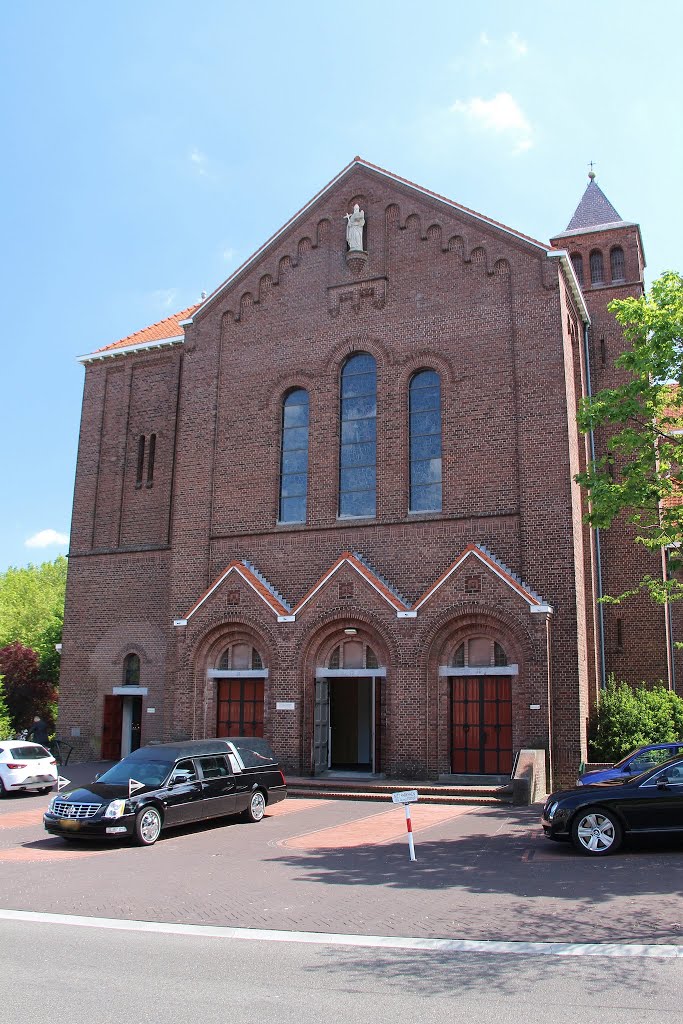 Groesbeek - Pannenstraat 1 : Cosmas en Damianuskerk by John Scholte