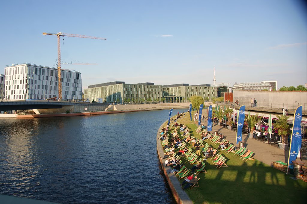 Berlin Mitte. Blick auf den Spree-Bogen. by Anton Gansterer