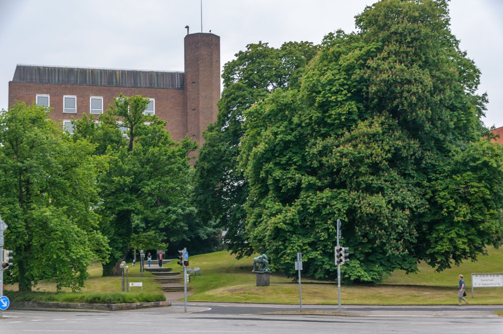 Kiel, Schloss und Skulptur eines Werftarbeiters im Prinzengarten by ddomdey