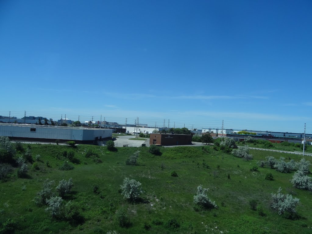 Looking out the left window on a trip from Union to Pearson, 2015 06 06 A (761).JPG by OldYorkGuy