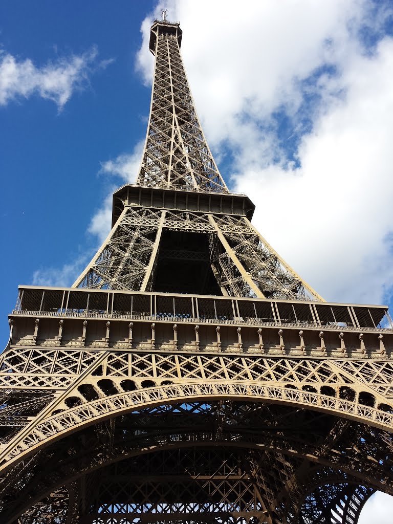 Tour Eiffel - Parc du Champ-de-Mars, 75007 Paris, France by chad dean