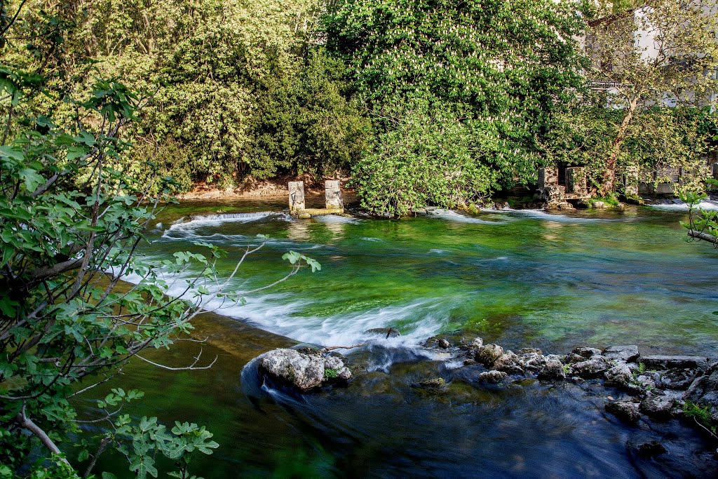 Fontaine-de-Vaucluse, Fransa by Fatih Akcicek