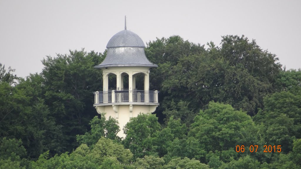 Jelenia Góra (niem. Hirschberg im Riesengebirge, czes. Jelení Hora) – miasto w Polsce, w województwie dolnośląskim.Widok z Baszty Zamkowej na wieżę widokową o wys. 22 m, zwaną Grzybkiem by Andrzej Wacławek