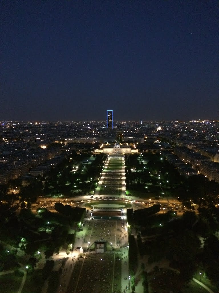 Tour Eiffel - Parc du Champ-de-Mars, 75007 Paris, France by H.Ramzi