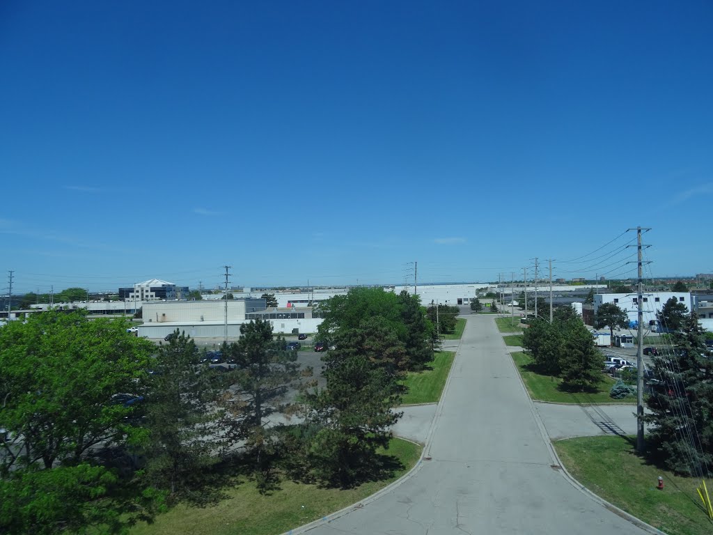 Looking out the left window on a trip from Union to Pearson, 2015 06 06 A (801).JPG by OldYorkGuy