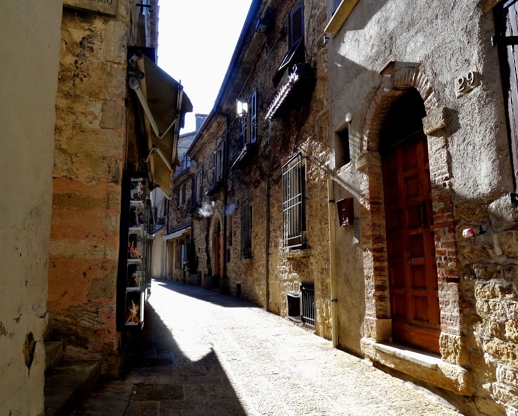 Calle en San Marino by Ana María Ossorio Ló…