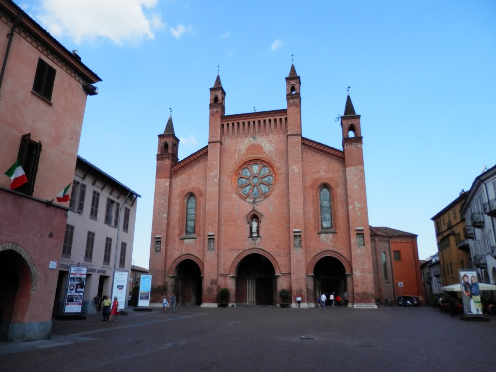 Alba, cattedrale di San Lorenzo, duomo della città by Alessandro Collet