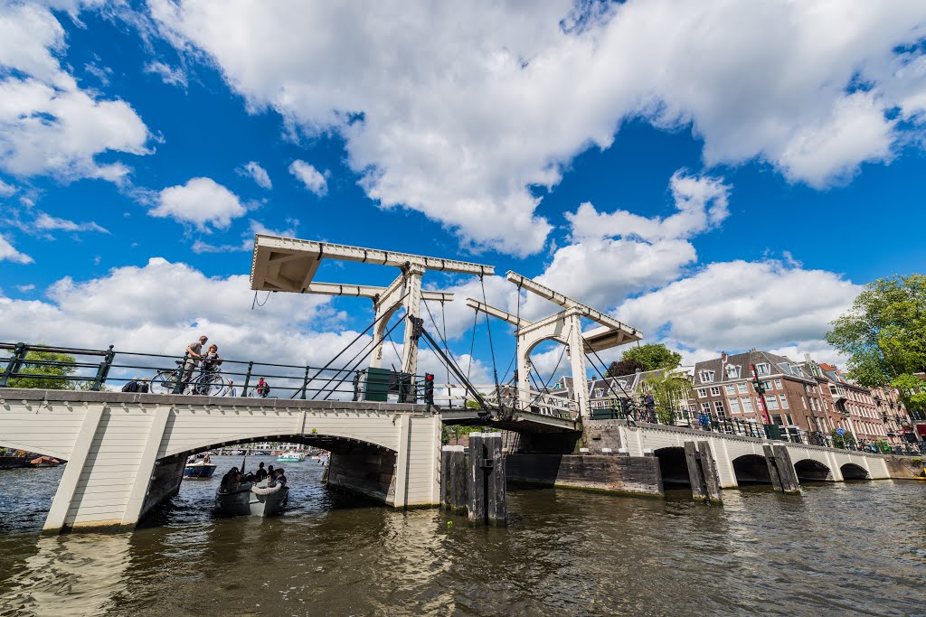 Magere Brug / Skinny Bridge Amsterdam (HD) by Lex van Doorn