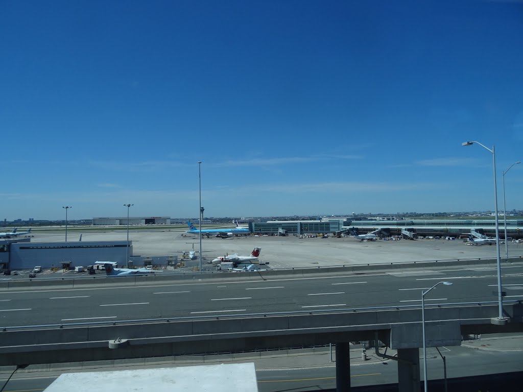 Looking out the left window on a trip from Union to Pearson, 2015 06 06 A (892).JPG by OldYorkGuy