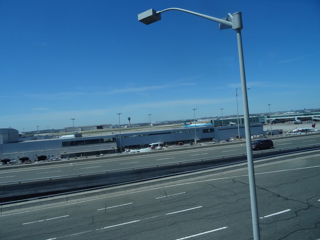 Looking out the left window on a trip from Union to Pearson, 2015 06 06 A (929).JPG by OldYorkGuy