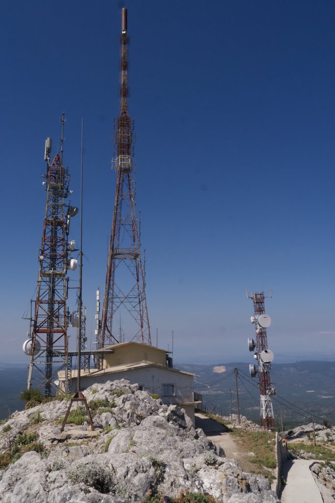 Gipfel des Olymbos (Όλυμπος) 967 m mit seinen Sendeanlagen by stefan wiesner