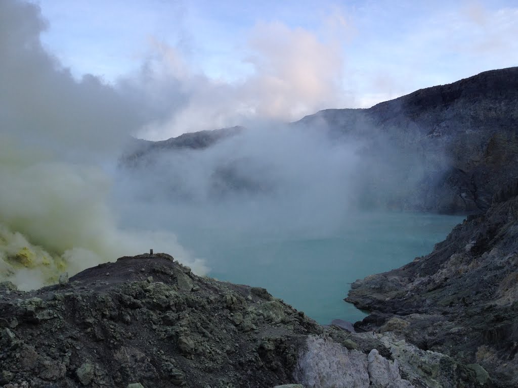 Kawah Ijen by Jaka Bartowinata