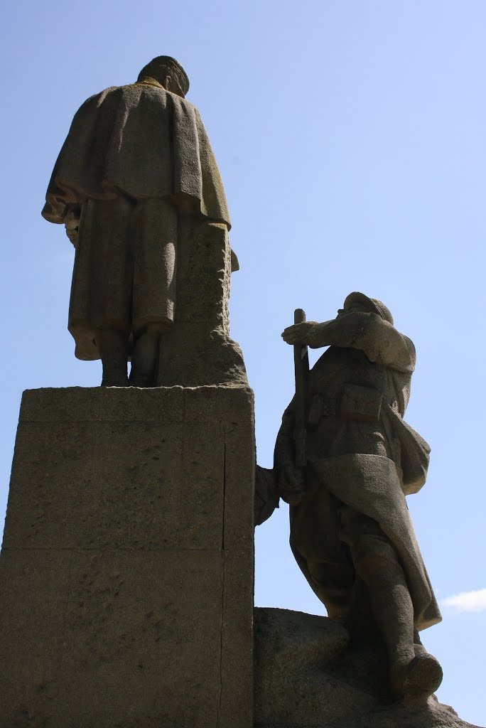 *Ablain-Saint-Nazaire: Notre-Dame de Lorette, monument du général Maistre by Hans Briaire