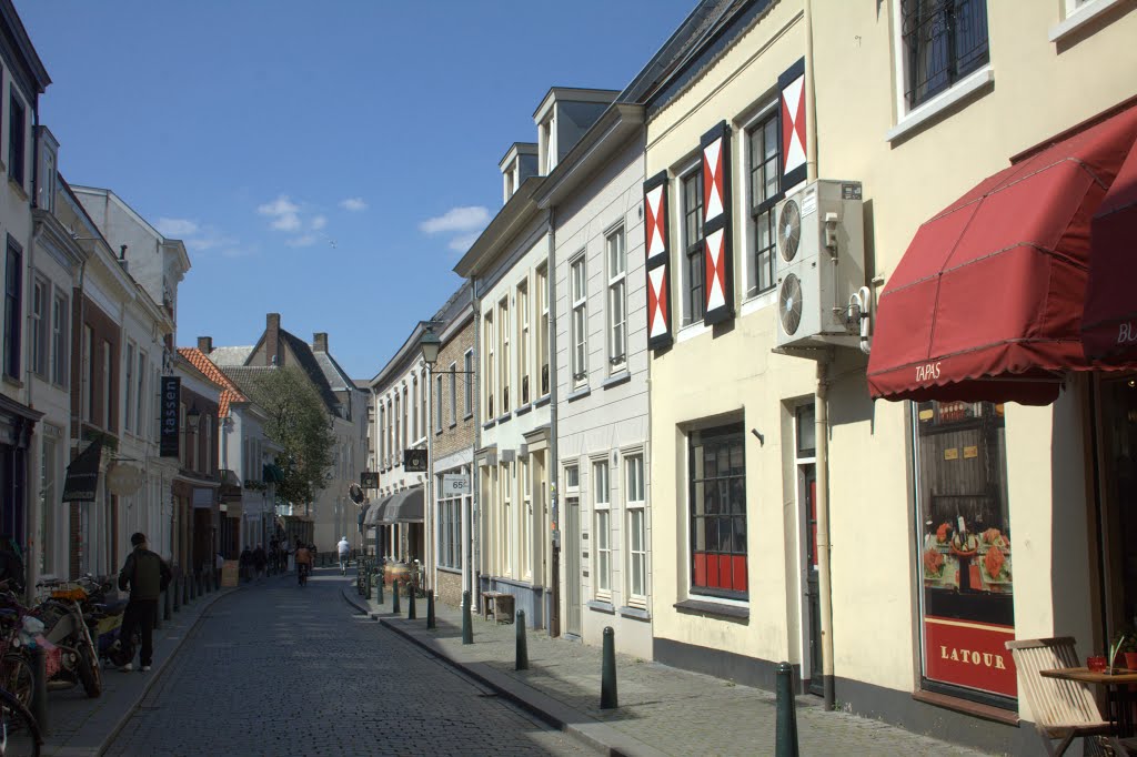 Een hele mooie straat in Breda. De Sint Annastraat. by Jan Dijkstra