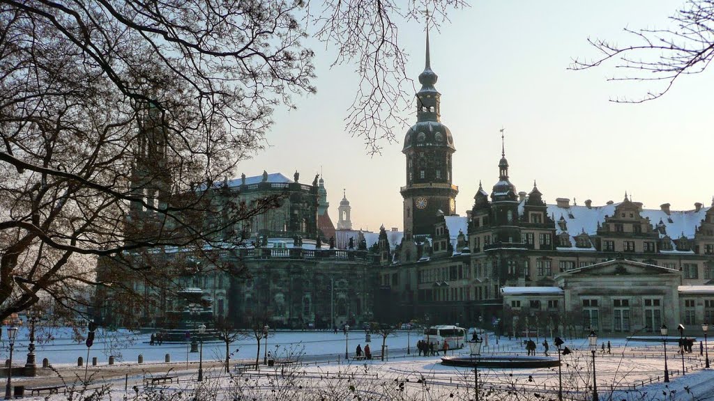 Blick auf den Schlossturm, Dresden by Jillipp