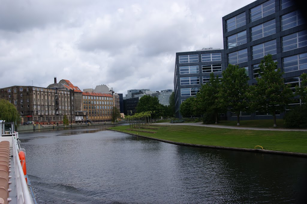 Berlin, eine Schiffahrt durch die Berliner Innen-Stadt. Beginn bei der Schlossbrücke Charlottenburg. by Anton Gansterer