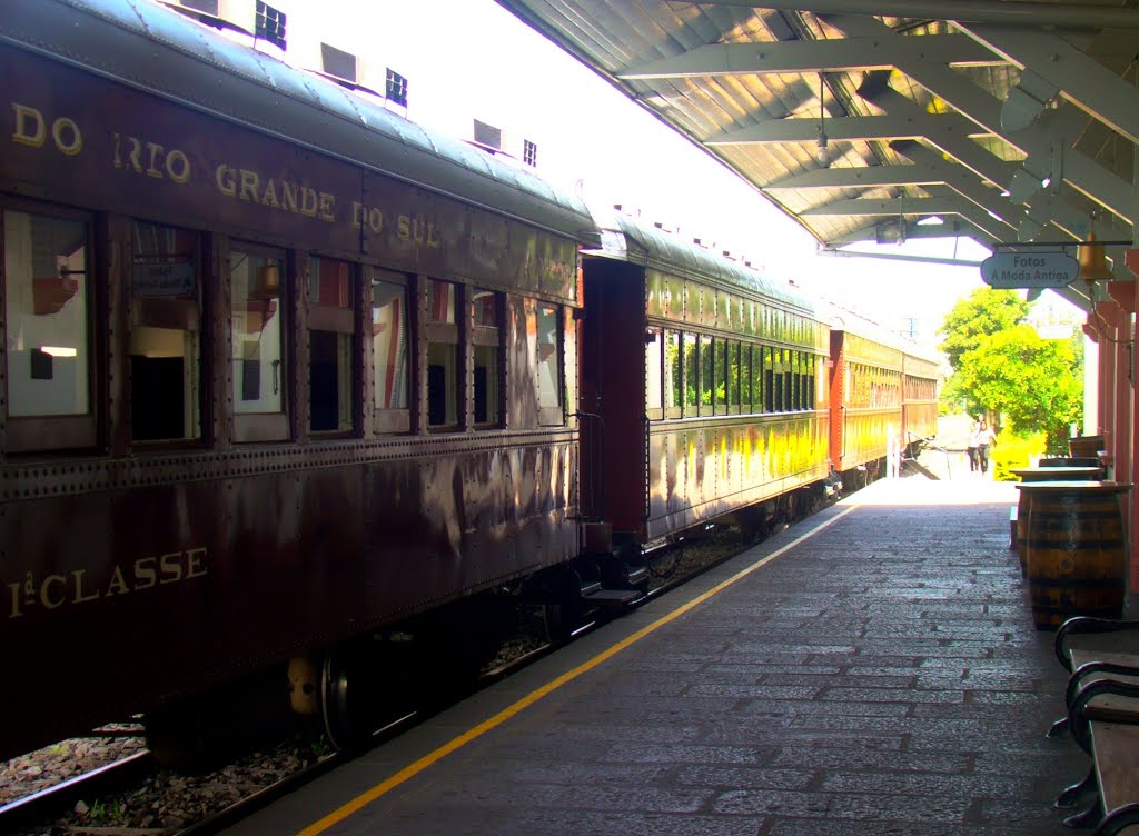 Maria Fumaça Station by Emerson