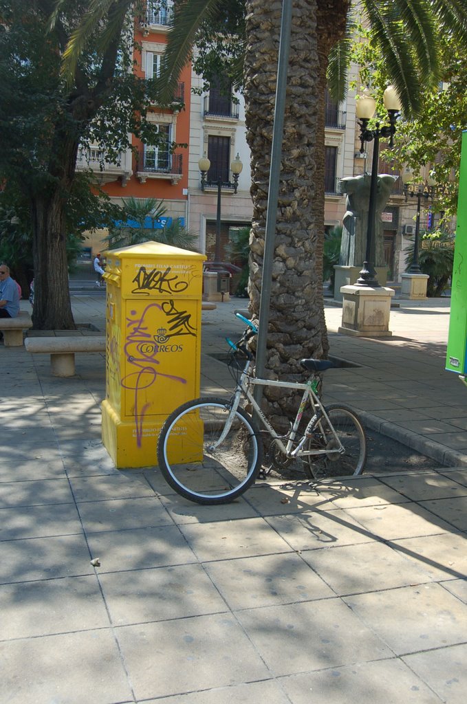 Buzón y bicicleta. Plaza del Maestro Chapí by Vicente Nondedeu