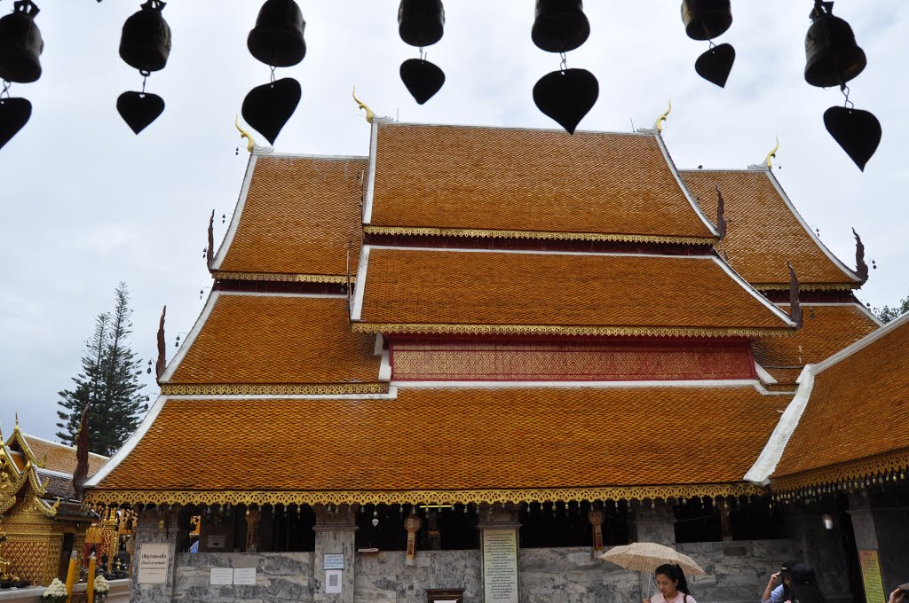 Wat Phra Doi Sutteph by j l puffinba