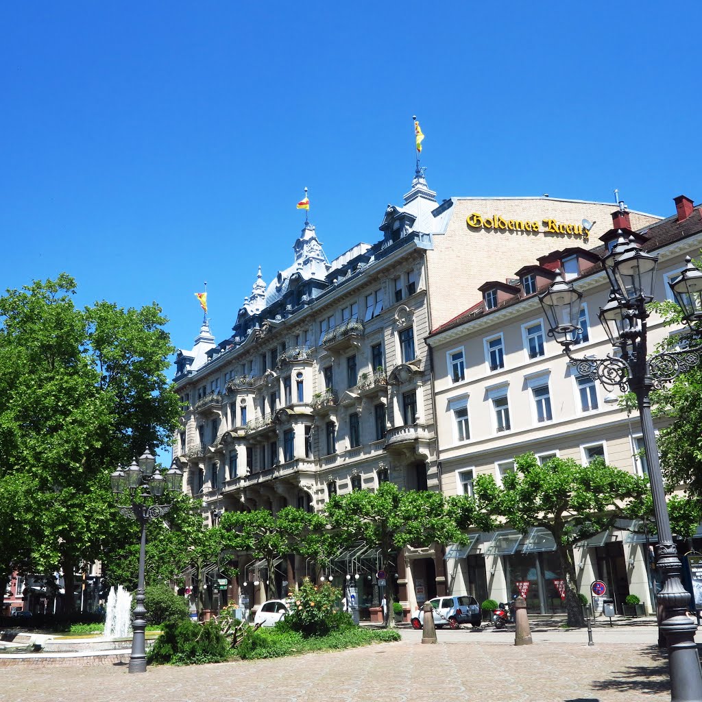 Goldenes Kreuz mit Augusta Arkaden by Harald Dorwarth